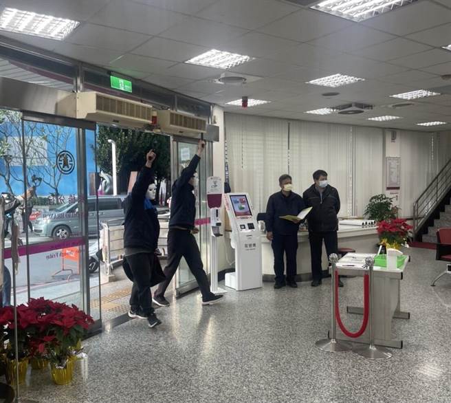 板桥分局与辖内银行进行防抢演练。（警方提供）