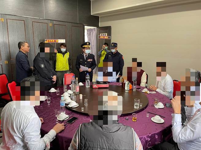 金门警方在餐厅、小吃店及酒店KTV 等公共场所执行禁止酒驾宣导。（警方提供）