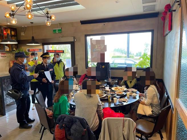 金门警方在餐厅、小吃店及酒店KTV 等公共场所执行禁止酒驾宣导。（警方提供）