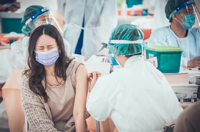 明年1月1日起全国30类从业人员需完整接种2剂疫苗，否则每周都要快筛。（本报系资料照）