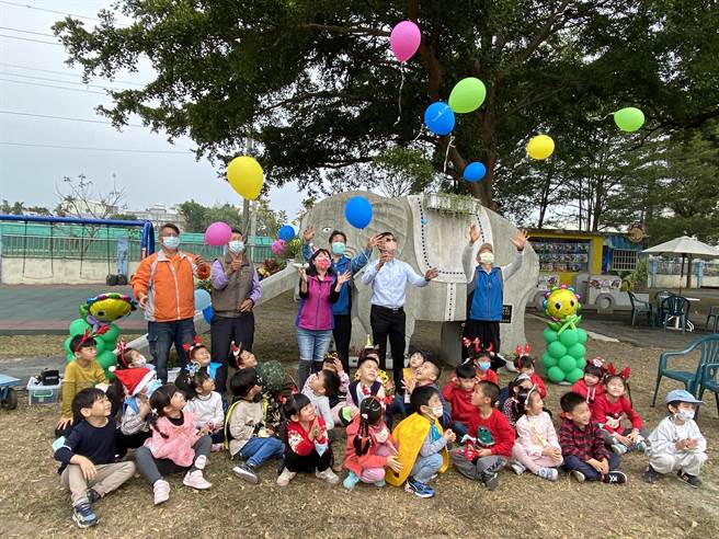 安定国小日前举行75周年校庆，同时为大象溜滑梯举办隆重的退休仪式。（安定国小提供）