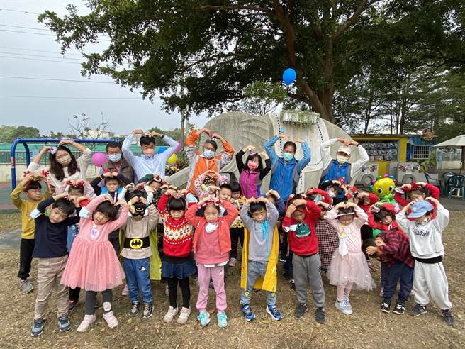 安定国小非营利幼儿园、低年级学生们合唱「感恩的心｣，高年级生打节令鼓，欢送大象爷爷退休。（安定国小提供）