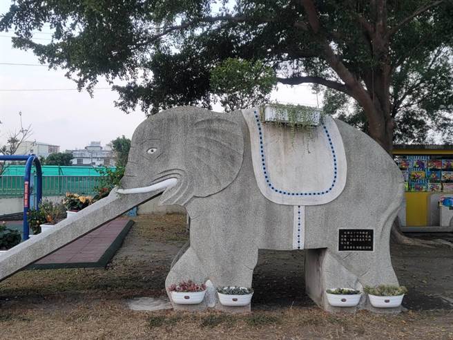 安定国小退休的大象溜滑梯滑道与脚趾间种多肉植物、草花，象背种台湾香檬，象徵生生不息。（周丽兰摄）