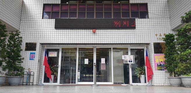 四天前才打第二剂BNT ，新庄男与妻行房突暴毙，图为新庄警分局大门（戴上容摄）