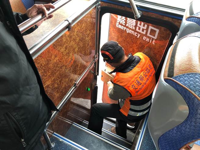 元旦假期，台北區監理所協調客運業者開出3條台北到花蓮車次，業者落實車內消毒工作。（花蓮監理站提供／王志偉花蓮傳真）