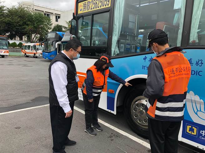 台北區監理所花蓮監理站，元旦連假，鼓勵民眾多搭乘新開闢3條往返南港、板橋至花蓮路線。監理人員了解行車安全。（花蓮監理站提供／王志偉花蓮傳真）