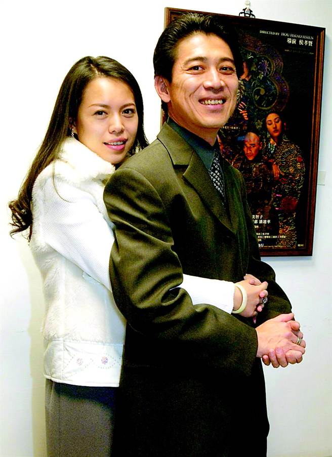高捷（右）与妻子甜蜜相拥。(图／中时新闻网)