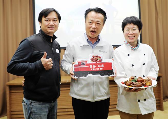 嘉义县政府今举办「嘉乡・味旅」影片发布会，并把台17线海区食材鲜蚵、台18线阿里山茶叶做成「东石鲜蚵卷」和「阿里山红茶猪脚」的过程和故事拍出来，左起为生力农场黄昶豪、嘉义县长翁章梁和黄昶豪太太郭孟慈。（吕妍庭摄）