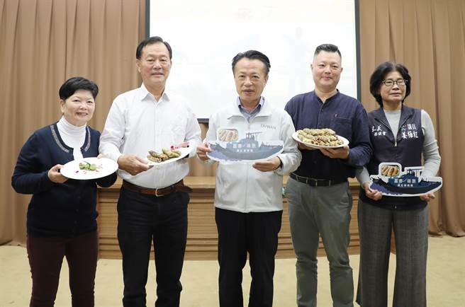 嘉义县政府今举办「嘉乡・味旅」影片发布会，并把台17线海区食材鲜蚵、台18线阿里山茶叶做成「东石鲜蚵卷」和「阿里山红茶猪脚」的过程和故事拍出来，右起为县议员姜梅红、桦荣海鲜餐厅主厨许桦杰、嘉义县长翁章梁和许桦杰父母。（吕妍庭摄）