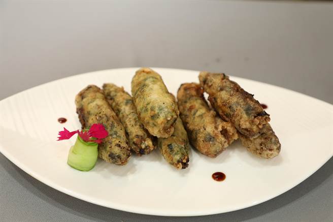 嘉义县政府今举办「嘉乡・味旅」影片发布会，并把台17线海区食材鲜蚵做成「东石鲜蚵卷」。（吕妍庭摄）