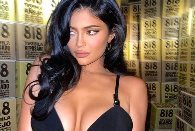 凯莉珍娜拥有精致的五官与魔鬼身材。(图/翻摄自凯莉珍娜IG)