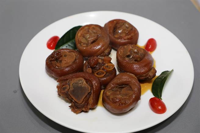 嘉义县政府今举办「嘉乡・味旅」影片发布会，并把台18线阿里山茶叶做成「阿里山红茶猪脚」。（吕妍庭摄）