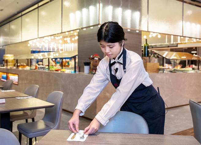 凯撒饭店连锁董事长林鸿道宣布，明年一月起所有凯撒饭店的基层员工薪资调高至3万元以上。（图／凯达大饭店提供）