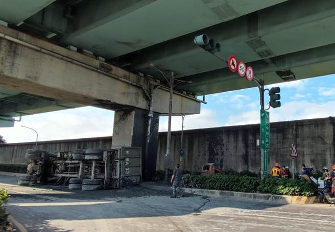 板桥环河西路砂石车翻覆。（王扬杰摄）