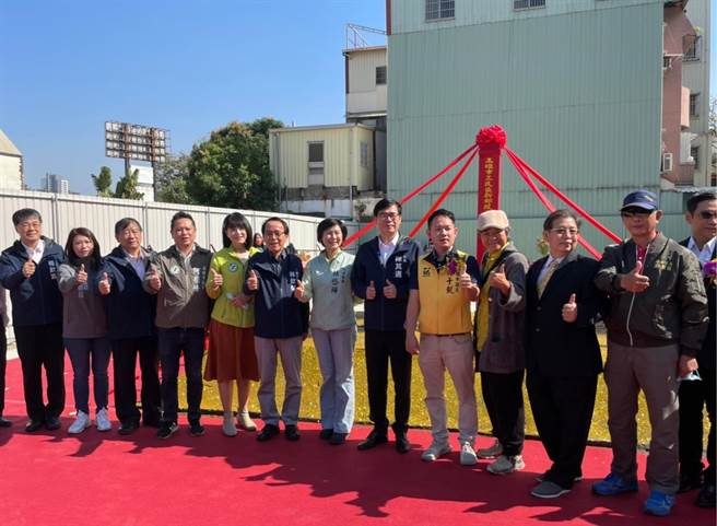 高雄市长陈其迈29日主持三民区新都社会住宅基地动土典礼，预计兴建地上11层、地下2层，总计114户的社会住宅。（洪浩轩摄）