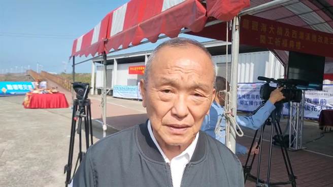 苗栗縣長徐耀昌針對是否參選大新竹市長澄清，他戲稱自己當過苗栗國國王，何必再去參選市長。（李京昇攝）