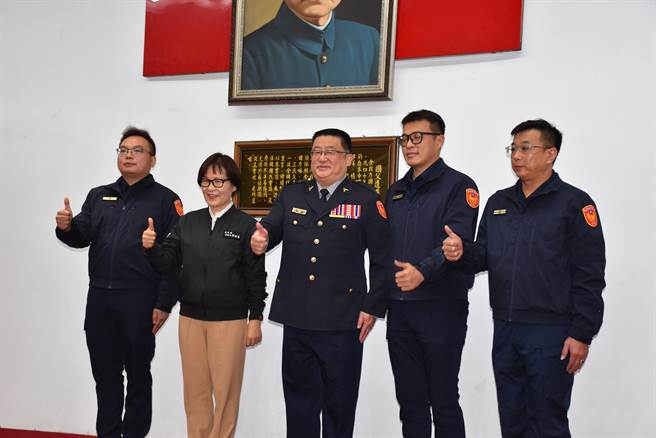 苗栗县警局12月月会，苗栗副县长邓桂菊替新升任巡官授阶。（谢明俊摄）