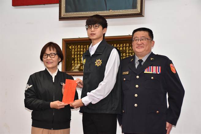 苗栗县副县长邓桂菊颁奖表扬破获住宅窃案有功的县刑大科侦队刑事警员邱家宏。（谢明俊摄）