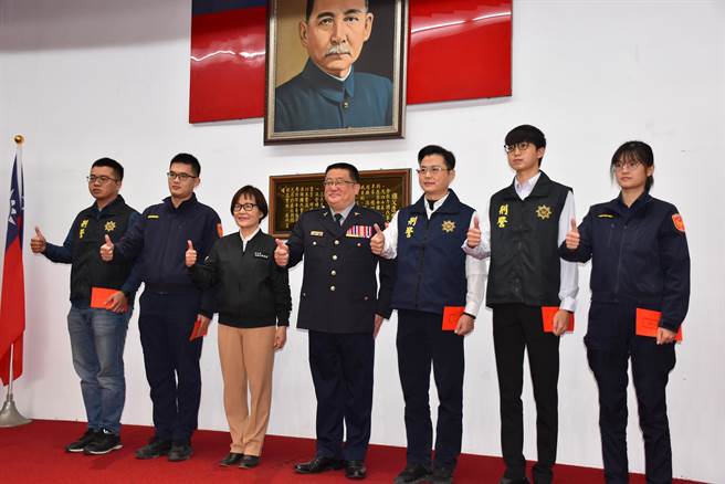 苗栗县副县长邓桂菊颁奖表扬破获住宅窃案有功官警。（谢明俊摄）