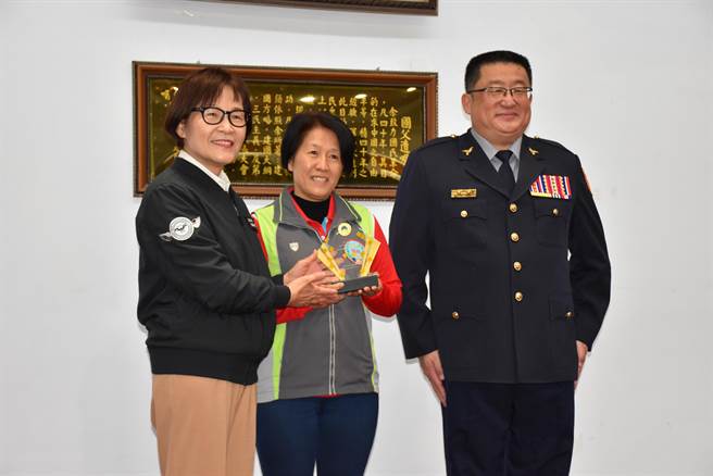 苗栗县副县长邓桂菊颁奖表扬南庄乡员林社区。（谢明俊摄）