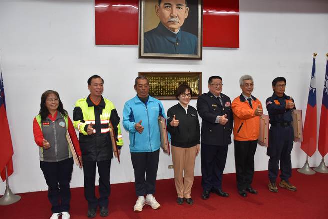 苗栗县副县长邓桂菊颁奖表扬109年社区治安评鑑绩优社区。（谢明俊摄）