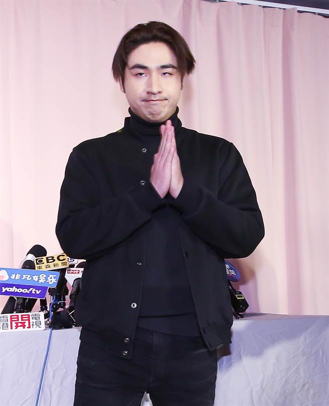 台北 LucyPIE鹿希派全新创作专辑《P》发片记者会，图为鹿希派特地说明吸食大麻卷菸，遭遇警方临检，特地道歉。(陈俊吉摄)