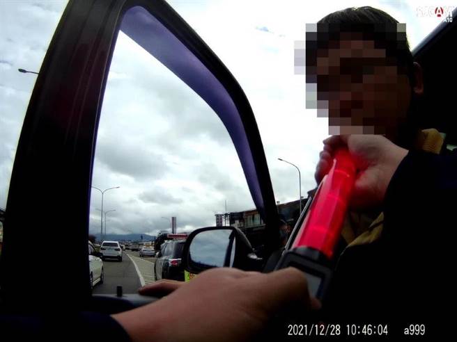 谢姓男子宿醉上路，酒测值仍超标被移送法办。（翻摄画面）