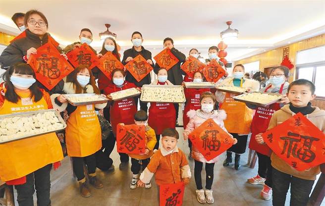 年关将近，大陆浙江省绍兴、寧波镇海鼓励员工就地过年，颁发「留岗红包」最高千元人民币。（新华社）