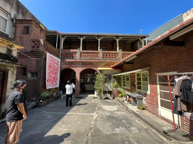 土库万得医院（骆家老宅）从1919年矗立迄今，如同土库镇的时光隧道，今年入选文化部「私有老建筑保存再生补助计画」。（云林县文观处提供）