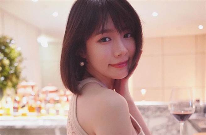 林明祯侧身转头微笑，让粉丝直呼好美。（图／翻摄自minchen333 IG）