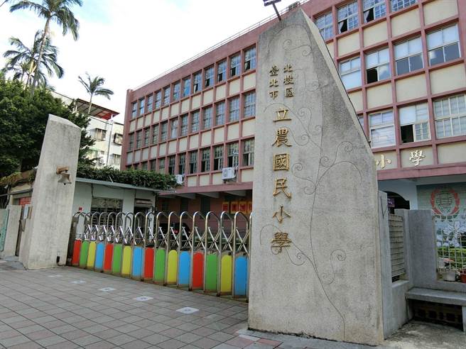 立农国小校长李秋田表示，昨晚警方收到报案后，校方也随即接到通知并了解，目前经初步确认，2名疑似把玩危险物品的少年非校内人士。（摘自立农国小脸书）