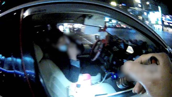 桃園市1名男子開車就醫時突然身體不適，員警即時接手，還一路開道，助其就醫。（警方提供）