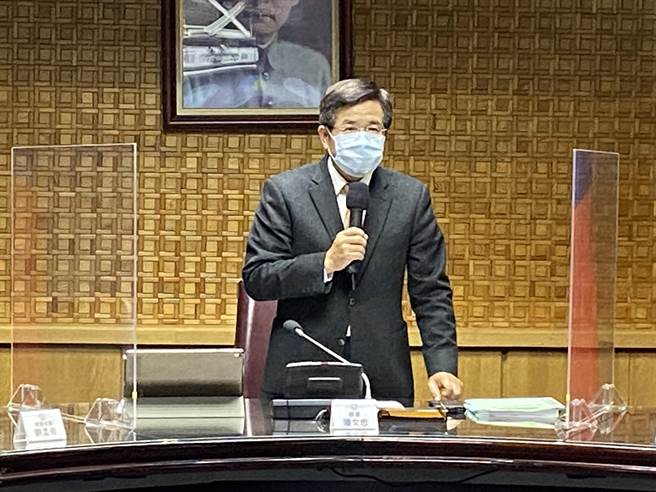 教育部长潘文忠在部务会报中展望明年工作重点，包括推动公共化教保服务、班班有冷气及生生用平板等政策。（林志成摄）