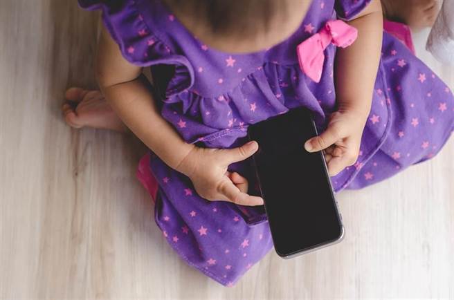 大陆疾病预防控制中心营养学首席专家赵文华表示，不建议2岁及以下儿童看各种萤幕。（示意图／达志影像）