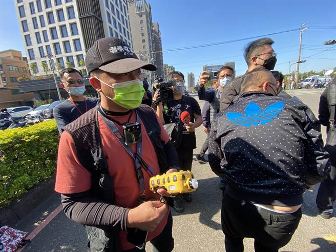 台中市環保局人員獲報立即到場巡查，經儀器測試周界未有煙流汙染情事，另巡查火場周圍亦未發現汙染水體情事。（盧金足攝） 