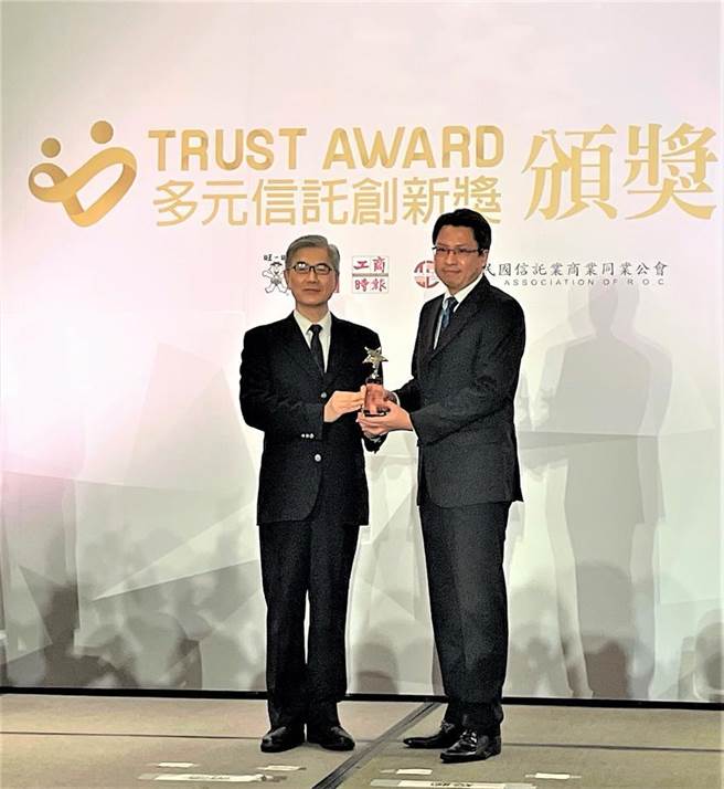 群益金鼎证券获「证券商财富管理信托创新奖」优质奖殊荣，由群益证财富管理部资深经理黄奕璋(右)代表自金管会主委黄天牧手中接过奖座。图／群益提供