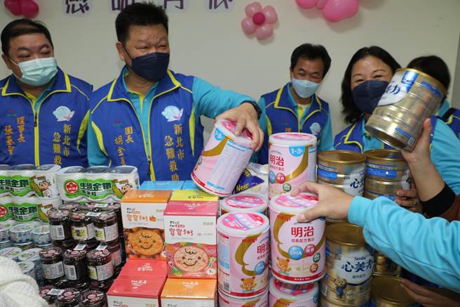 新北市急难救助会提供的民生物资会针对案家的需求  左1、2分别为理事长张基圣、顾问团长胡金星（戴上容摄）