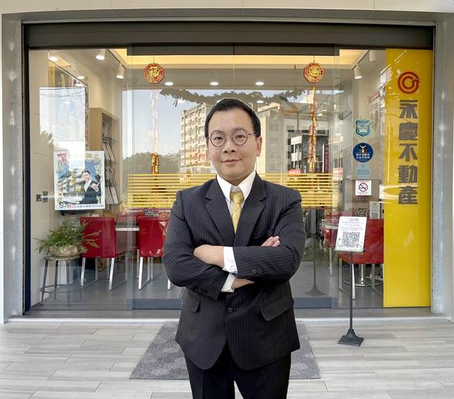 永庆不动产台中惠中西屯加盟店经纪人陈奎兴，2021年年收入粗估600万元可入袋，是过去在前东家的近6倍，创下个人纪录！(图/永庆不动产提供)