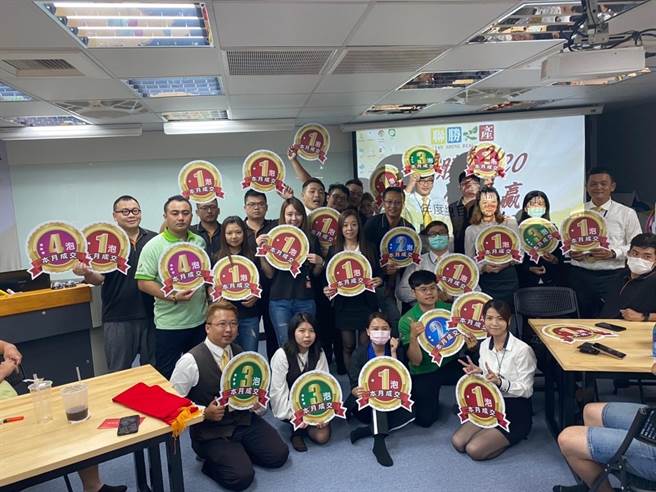 在永庆加盟体系工作有效率！不仅有i智慧系统与行动智能经纪人APP辅助，加上加盟四品牌的深度联卖，让商圈新人不用烦恼没有物件可以销售。(图/永庆不动产提供)