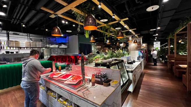 「米塔炙烧牛排专门店」近日进驻高雄大远百，开设全国第3家、高雄第2家门市。（柯宗纬摄）