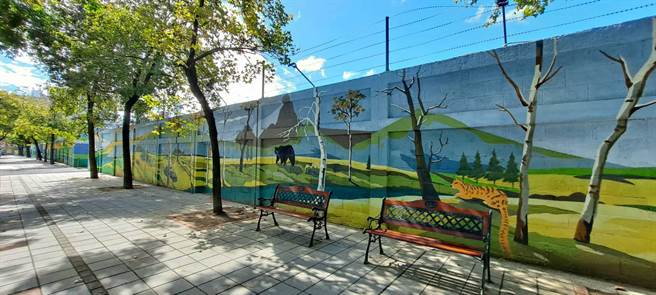 塔悠路84号彩绘后墙面及户外椅。（北市产发局提供／杨亚璇台北传真）