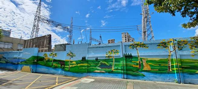 塔悠路82号彩绘后墙面与电力设备。（北市产发局提供／杨亚璇台北传真）