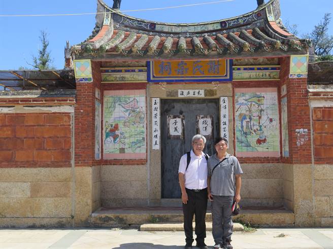 作者与谢天来摄于料罗谢氏宗祠。（作者提供）