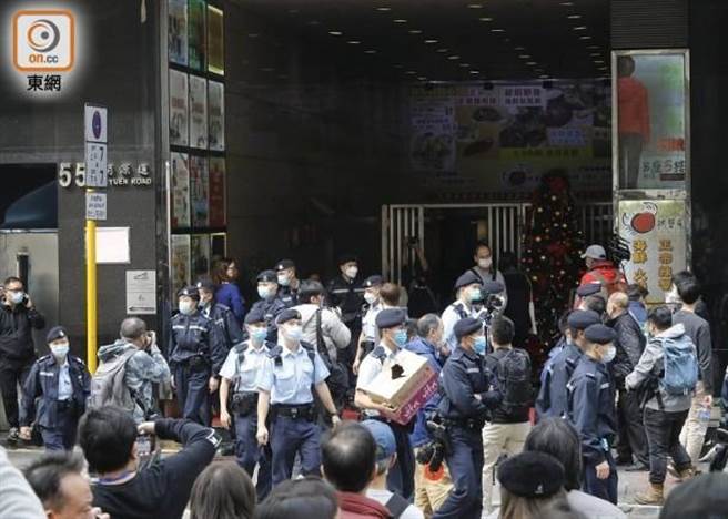 大批香港警員今搜查《立場新聞》辦公室。（東網）