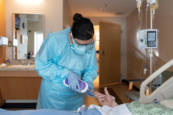 減少總脂肪與飽和脂肪攝取、增加纖維攝取量，以及增加每周運動時間的參與者，不但血糖水平獲得改善，還延緩、甚至是預防第2型糖尿病的發生。圖為醫護人員為民眾檢測血糖。(圖/新華社)