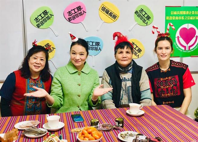 張瑞竹前往信福長照機構與長者們共度下午茶時光。（張瑞竹提供）