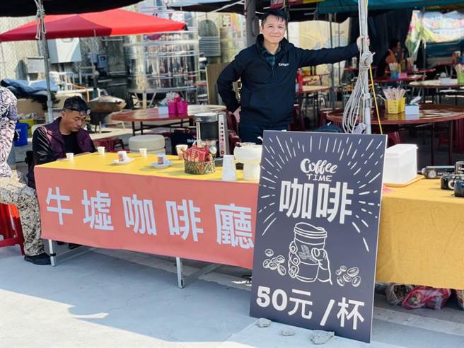 云林县北港牛墟年轻化，青年设「牛墟咖啡厅」拚经济。（张朝欣摄）