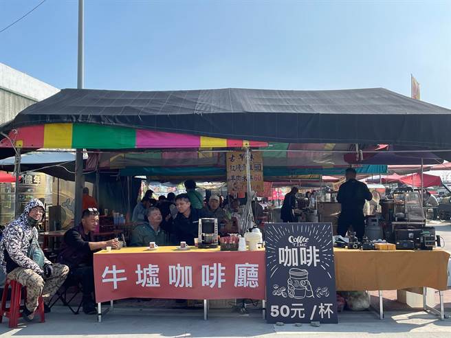 云林县北港牛墟年轻化，青年设「牛墟咖啡厅」拚经济。（张朝欣摄）