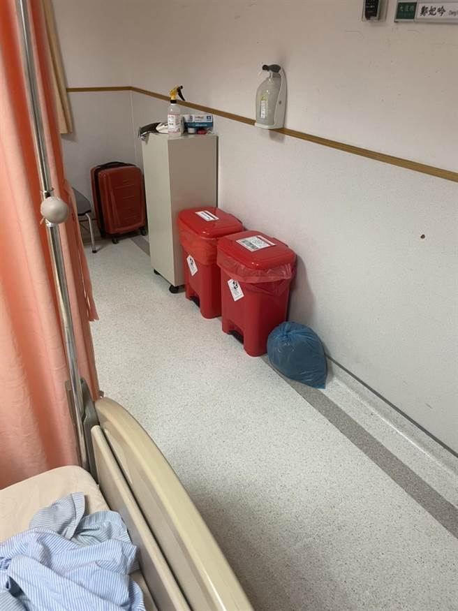 一名泌尿科患者入住台南奇美医院期间，被安排与疥疮患者同病室，公共区域就摆放生物垃圾桶，让家属忧心因此被感染。（图／病患提供）