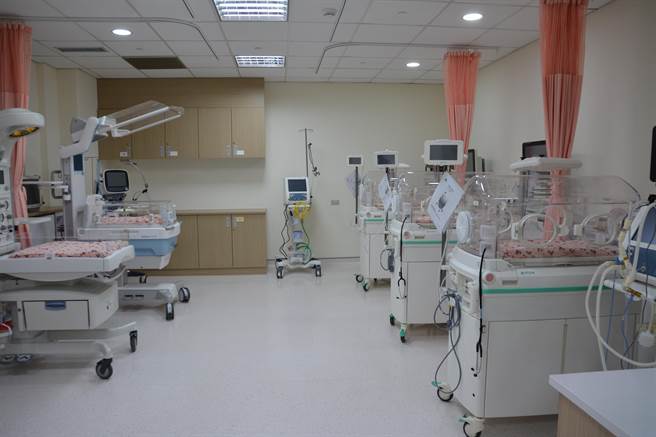 专供体重不足的早产儿使用的保温箱，具备完整设备，降低早产儿量体重、治疗等移动的风险。（庄旻静摄）